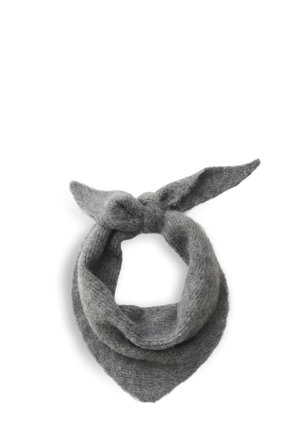 Weicher grauer gestrickter Wollschal, gefaltet in Dreiecksform mit einem Knoten oben, auf weißem Hintergrund.