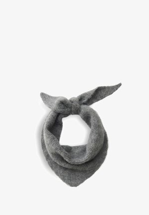 Weicher grauer gestrickter Wollschal, gefaltet in Dreiecksform mit einem Knoten oben, auf weißem Hintergrund.