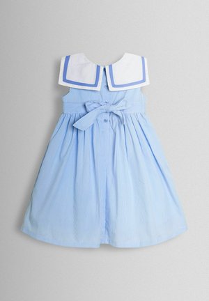 Vaaleansininen raidallinen mekko, jossa on valkoinen kaulus sinisellä reunuksella, napillinen etu ja vyötäröllä sidottava nauha, esittelee levenevän hameen mallin.