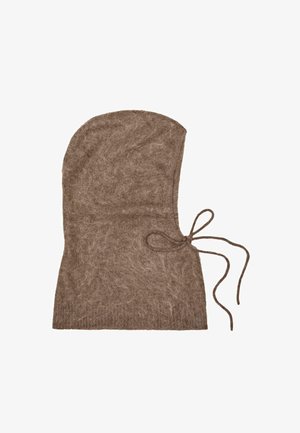 Brązowy, dziany balaklava o zaokrąglonym kształcie kaptura i związywanym z boku zapięciu na białym tle.