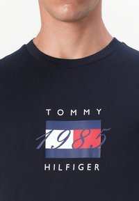 Tommy Hilfiger LINEAR FLAG GRAPHIC TEE UNISEX - T-shirts print - desert sky
