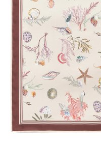 Étole en soie avec un fond beige orné de coquillages colorés, de corail et de flore marine. Terminée par une bordure marron et des rayures blanches.