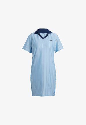 Vestido deportivo azul claro con cuello marino, mangas cortas y rayas verticales. Confeccionado en un material suave y transpirable. Logo sutil en la parte frontal.