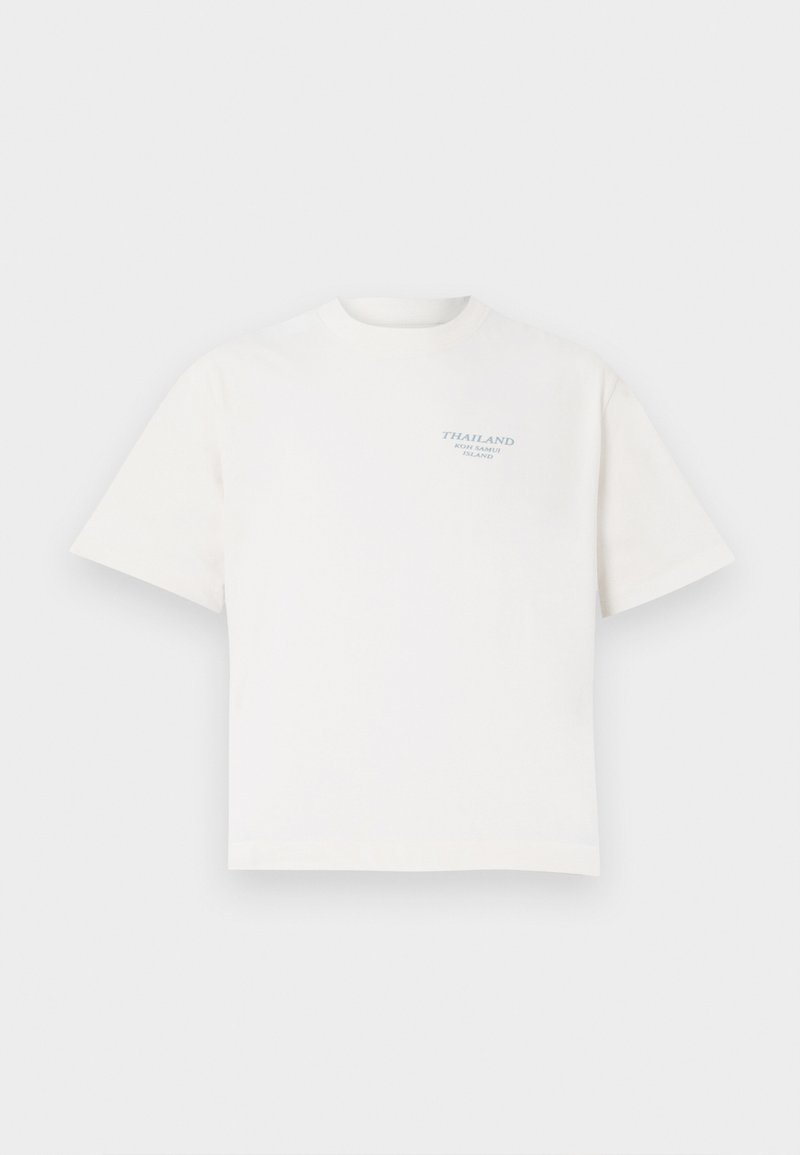 Tricou din bumbac alb, cu mâneci scurte, cu un guler rotund și text albastru care spune "THAILAND KOH SAMUI ISLAND" în zona stângă a pieptului.