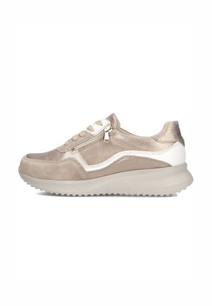 Lichtbruine en witte casual sneaker met rits aan de zijkant, veters en een gestructureerde zool, getoond vanaf de buitenkant op een witte achtergrond.