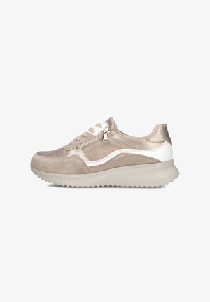 Lichtbruine en witte casual sneaker met rits aan de zijkant, veters en een gestructureerde zool, getoond vanaf de buitenkant op een witte achtergrond.