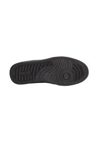 Semelle de chaussure en caoutchouc noir avec des rainures texturées et des éléments de design circulaires. Comprend une section rectangulaire plate près du talon pour une meilleure adhérence.