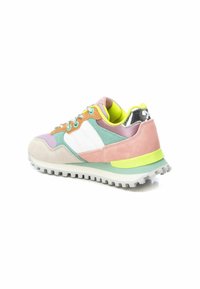 Zapatilla multicolor que combina materiales de ante y malla. Los colores prominentes incluyen acentos en rosa, verde y amarillo, con una suela texturizada.