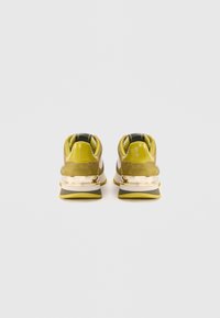 Groene suède sneakers met een glanzelende gouden hiel, gelaagd ontwerp, textuurrijke details en een patroon op de binnenvoering.