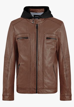 Giacca di pelle marrone con cappuccio nero rimovibile, chiusura con zip frontale, due tasche sul petto e tasche laterali; texture liscia e design aderente.