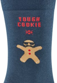 Granatowe skarpetki z grafiką ludka piernikowego w okularach przeciwsłonecznych, czerwonymi guzikami i napisem "TWARDY CIASTEK" na górze w kolorze czerwonym. Gładka dzianina.