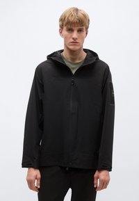 Fekete, kapucnis könnyűdzseki elülső cipzárral, oldalzsebekkel és a bal ujján téglalap alakú díszítéssel. Sima tapintású anyag.