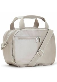 Sac bandoulière en tissu beige avec deux poignées et une bandoulière réglable. Dispose d'une poche zippée à l'avant et d'une texture lisse. Accents en métal argenté.