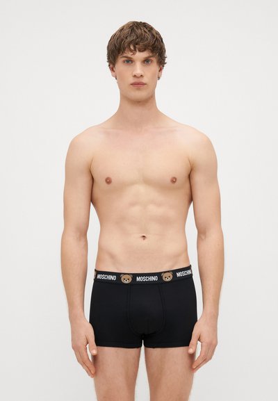 Boxers pretos ajustados com um design justo e cintura elástica com um logótipo de urso. Textura suave, detalhe de costura mínima.