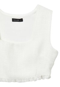 Haut court sans manches texturé blanc avec décolleté carré et ourlet à franges, affichant une étiquette de la marque Calliope en noir.