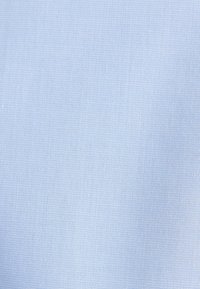 Tissu bleu clair texturé avec un motif de tissage fin et uniforme.
