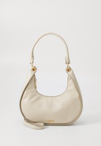 Borsa a mano in pelle beige con texture a ciottoli, dalla forma curva, manico superiore e hardware in tono oro. Presenta una chiusura con zip e una tracolla rimovibile.