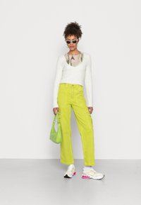 Weekday PAOLINA V NECK - Camisola - white dusty light