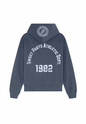 Sweatshirt à capuche gris avec impression du texte "SWEET PANTS ATHLETIC DEPT. 1982" en blanc. Présente un logo arrondi au dos et des poignets côtelés.