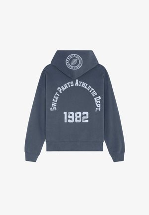 Sweatshirt à capuche gris avec impression du texte "SWEET PANTS ATHLETIC DEPT. 1982" en blanc. Présente un logo arrondi au dos et des poignets côtelés.