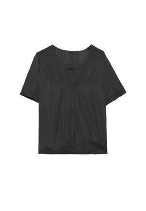 Blouse noire à manches courtes en tissu léger avec un col en V et des plis doux à l'avant ; comporte des accents texturés aux épaules.