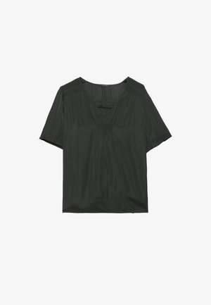 Blouse noire à manches courtes en tissu léger avec un col en V et des plis doux à l'avant ; comporte des accents texturés aux épaules.