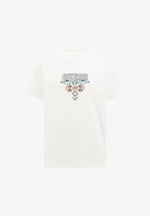 Biela bavlnená tričko s logom "GUESS" v tučnej čiernej farbe a dekoratívnymi geometrickými vzormi v modrej a broskyňovej pod logom.