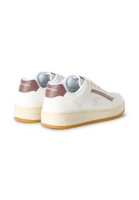Weiße Ledersneaker mit braunen Akzenten und einem perforierten Design, ausgestattet mit einer strukturierten Gummisohle und dem "Champion"-Logo an der Ferse und Seite.
