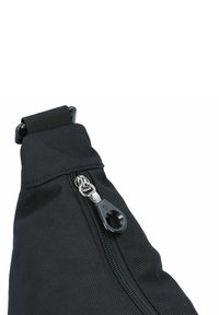 Borsa a tracolla nera con un tessuto strutturato, dotata di una chiusura a zip prominente con un tirazip argentato e un connettore in plastica nera nella parte superiore.