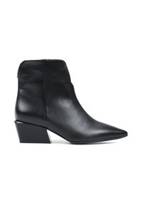 Czarne skórzane botki za kostkę z szpiczastym noskiem i niskim, geometrycznym obcasem. Tekstura jest gładka, a design elegancki i nowoczesny.