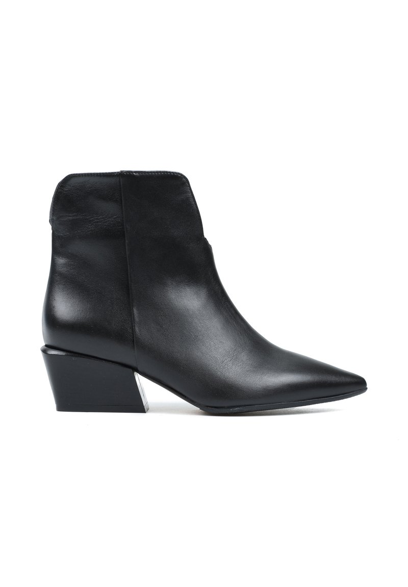 Czarne skórzane botki za kostkę z szpiczastym noskiem i niskim, geometrycznym obcasem. Tekstura jest gładka, a design elegancki i nowoczesny.