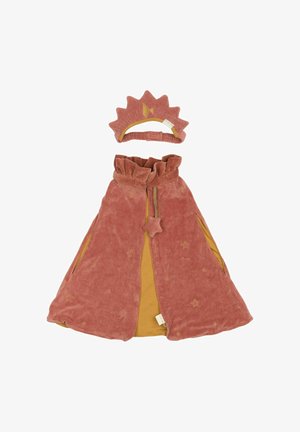 Zamatovo ružový plášť s hviezdičkovým vzorom, zlatým zipsom, volánovým golierom a zodpovedajúcou ružovou korunkou so zlatými akcentmi.