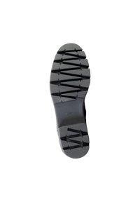 Semelle en caoutchouc noir avec des profondeurs de crampons, présentant une texture striée et un motif en V. Bout arrondi et zone d'arche contournée pour un soutien.