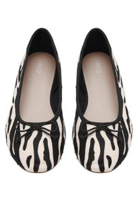 Črne in bele balerinke z vzorcem zebre, z mehko teksturirano površino, ki imajo majhno pentljo na prstih in zaobljen obliko.