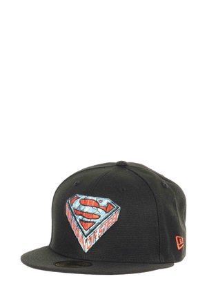 Schwarze Snapback-Cap mit gesticktem "Superman"-Logo in Rot und Blau, das eine Diamantform und den Text "MAN OF STEEL" entlang der Seite zeigt.