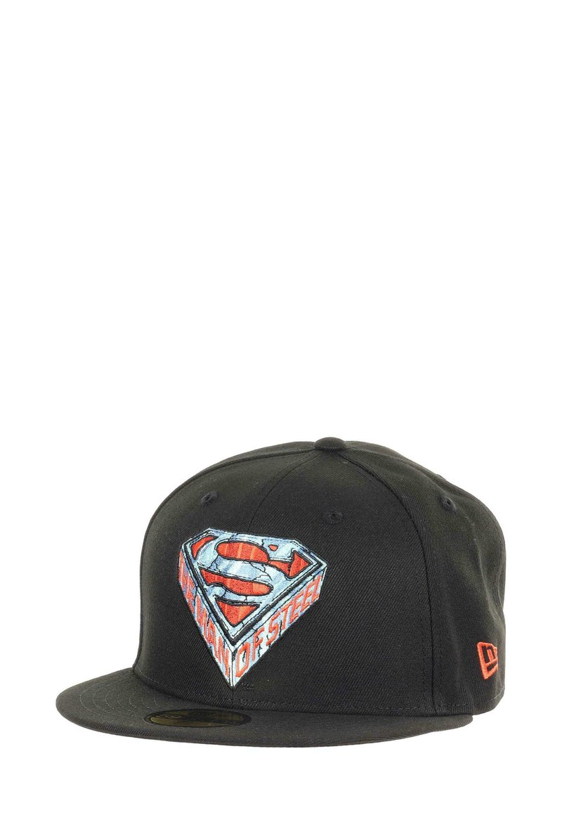 Schwarze Kappe mit flachem Schirm, bestickt mit einem Superman-Logo in Rot und Blau sowie dem Schriftzug "MAN OF STEEL". Strukturierter Schnitt, aus Baumwollmaterial.