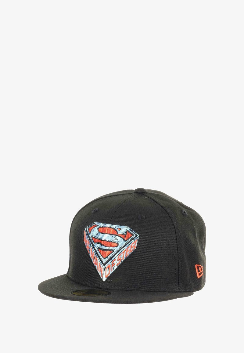 Schwarze Kappe mit flachem Schirm, bestickt mit einem Superman-Logo in Rot und Blau sowie dem Schriftzug "MAN OF STEEL". Strukturierter Schnitt, aus Baumwollmaterial.