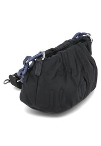 Czarna torebka nylonowa z marszczonym teksturem, z niebieskim plastikowym paskiem w formie łańcucha i srebrnymi akcentami. Zaokrąglony kształt i haftowane logo.