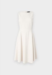 Ένα λευκό φόρεμα χωρίς μανίκια με εφαρμοστό μπούστο και φούστα που φουσκώνει. Ομαλό ύφασμα, στρογγυλή λαιμόκοψη και κλείσιμο με φερμουάρ στην πλάτη.