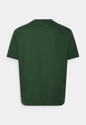 T-shirt vert à manches courtes en coton. Présente un col rond classique et une coupe droite. Texture lisse, sans motifs ni accents visibles.