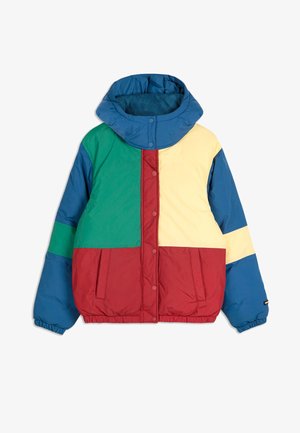 Polstret jakke med et multicolor design: grønne, blå, gule og røde paneler. Leveres med hætte og trykknaplukning.