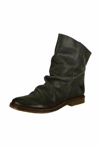 Botín negro de cuero flexible con textura suave, punta redondeada, costuras discretas y un tacón bajo apilado.
