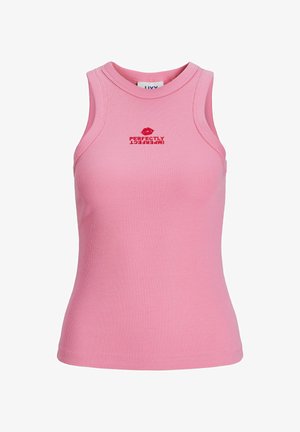 Canotta rosa a coste senza maniche con scollatura alta. Presenta un testo ricamato rosso che dice "PERFETTAMENTE IMPERFETTA" e una grafica di labbra.