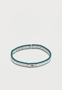 Ασημένιο και τιρκουάζ βραχιόλι με συνδεδεμένους κρίκους και ορθογώνιο κούμπωμα που φέρει μικρό εγχάρακτο λογότυπο κροκόδειλου.