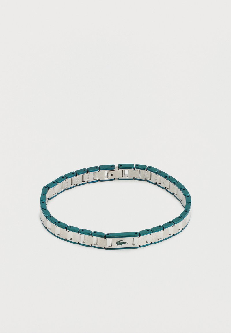 Ασημένιο και τιρκουάζ βραχιόλι με συνδεδεμένους κρίκους και ορθογώνιο κούμπωμα που φέρει μικρό εγχάρακτο λογότυπο κροκόδειλου.