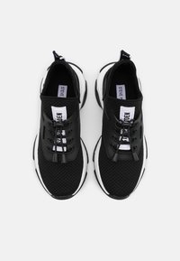 Schwarze Netzsneaker mit weißen Akzenten, runden Schnürsenkeln und einer gepolsterten Sohle. Verfügt über eine Schlaufe an der Zunge und ein Logo auf dem Zungenbereich.