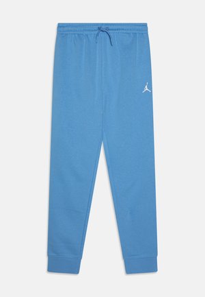 Pantalones de chándal azul claro hechos de un tejido suave, con una cintura elástica con cordón, puños ajustados y un logotipo blanco en la parte superior izquierda.