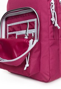 Fialový batoh s přední kapsou se zipem, síťovanými přihrádky a šňůrkovými akcenty. Odolná tkanina a strukturovaný design.