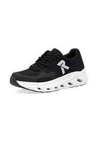 Baskets de sport noires avec semelle blanche, présentant des trous de ventilation et un logo blanc stylisé "R" sur le côté.