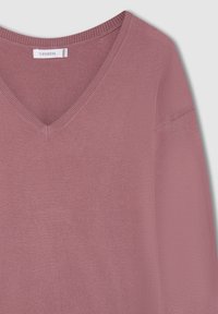 Maglione a V in rosa polveroso, realizzato in tessuto morbido. Presenta un colletto a coste e una vestibilità rilassata con spalle leggermente scese.